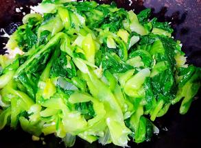 放入小白菜中火快速翻炒