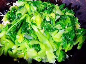 放入小白菜中火快速翻炒