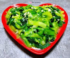 清新爽口的蒜蓉小白菜装入盘中就大功告成了