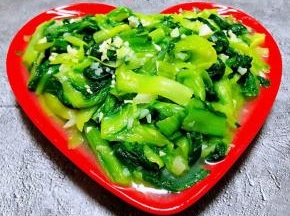 清新爽口的蒜蓉小白菜装入盘中就大功告成了