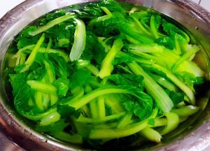 焯好水的小白菜立即放入冷水中过凉