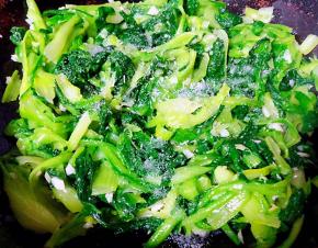 放入盐和味精调味