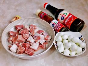 准备食材，牛腩泡冷水，将血水泡出，鹌鹑蛋提前煮熟剥好。