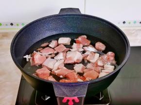 牛腩冷水下锅，大火烧开煮2分钟，捞出用温水冲洗干净。