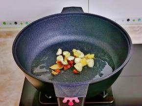 起油锅，加入姜蒜八角香叶煸炒。