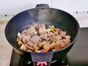 加入牛腩煸炒。