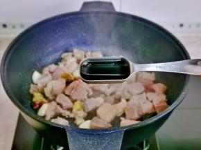 加入红烧酱油。