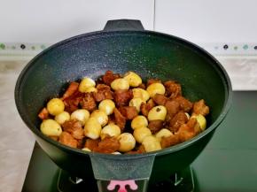 翻炒至裹上酱汁。