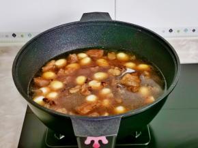 加入纯净水，冰糖，水量没过食材为佳。