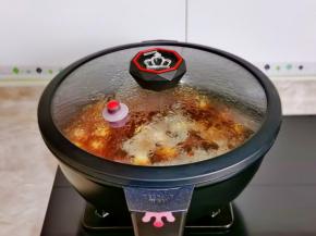 盖上盖子烧开转小火慢炖35分钟左右。