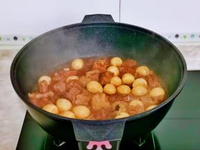 牛腩炖烂后按个人口味加入盐。