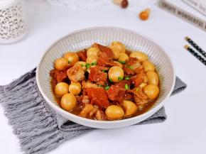 简单零失败的红烧牛腩焖鹌鹑蛋。