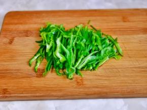 青椒洗净，去根去籽，再切丝。