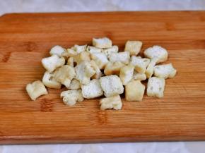 油豆腐温水冲洗，剪小块。