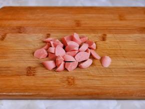 火腿切菱形块。