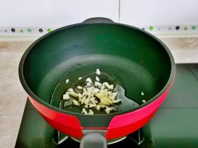 起油锅加入蒜末煸炒。