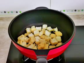 加入油豆腐翻炒。