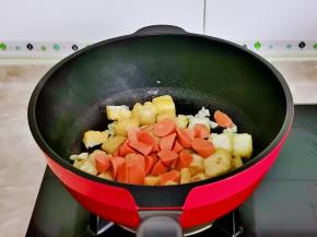 加入火腿翻炒。