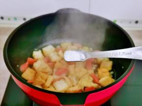 按个人口味加入盐翻炒。