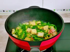 快速翻炒均匀即可关火。