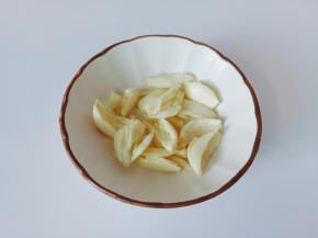 大蒜用刀背拍碎去皮再切成末。