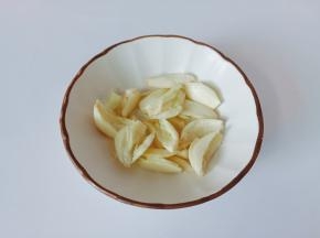 大蒜用刀背拍碎去皮再切成末。