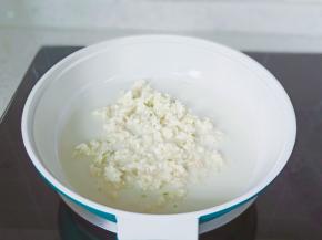 锅里多放一点食用油，感温键变成粉白色放入蒜泥炒香。