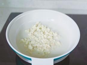 锅里多放一点食用油，感温键变成粉白色放入蒜泥炒香。