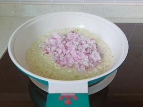 再放入洋葱末翻炒。