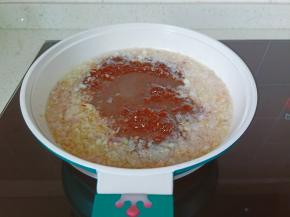 加入豆瓣酱小火边搅边炒。