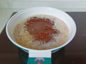 加入豆瓣酱小火边搅边炒。