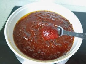 下甜面酱，辣椒酱。