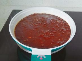 全程小火熬煮10分钟，熬好的酱自然晾凉，放玻璃罐慢慢吃。