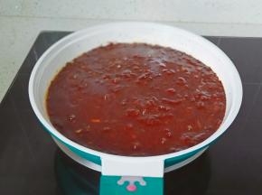 全程小火熬煮10分钟，熬好的酱自然晾凉，放玻璃罐慢慢吃。