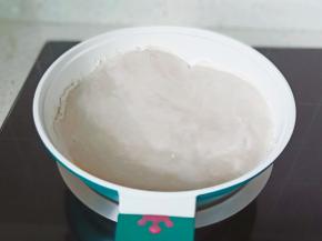 锅里放入手抓饼，开小火慢慢煎。