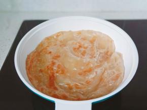 煎到手抓饼两面微黄。