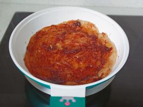 刷上一层刚刚炒好的酱。