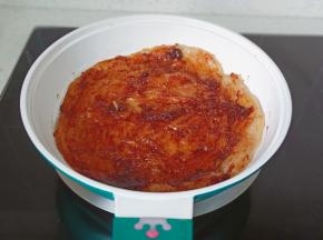 刷上一层刚刚炒好的酱。