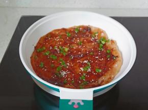 撒上白芝麻和葱花，关火出锅。