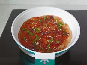 撒上白芝麻和葱花，关火出锅。