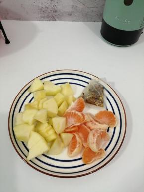 苹果和桔子去皮，苹果切成块，薏米大麦茶用水冲一下