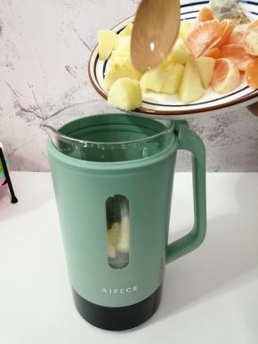 然后把苹果放入破壁机中