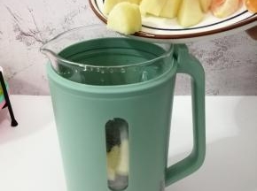 然后把苹果放入破壁机中