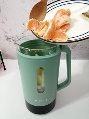 在把桔子瓣也放入