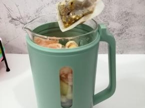在放入茶包