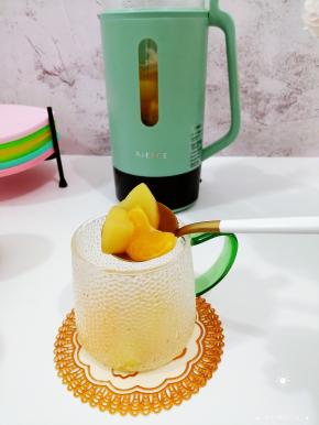 把苹果桔子放入杯子中