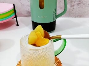 把苹果桔子放入杯子中