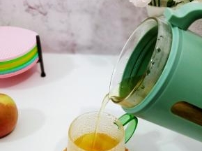 在倒入水果水