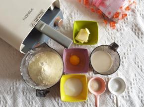 准备材料。黄油提前切出软化备用。豆沙是油豆沙，顺便消耗下馅料。