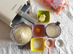 准备材料。黄油提前切出软化备用。豆沙是油豆沙，顺便消耗下馅料。